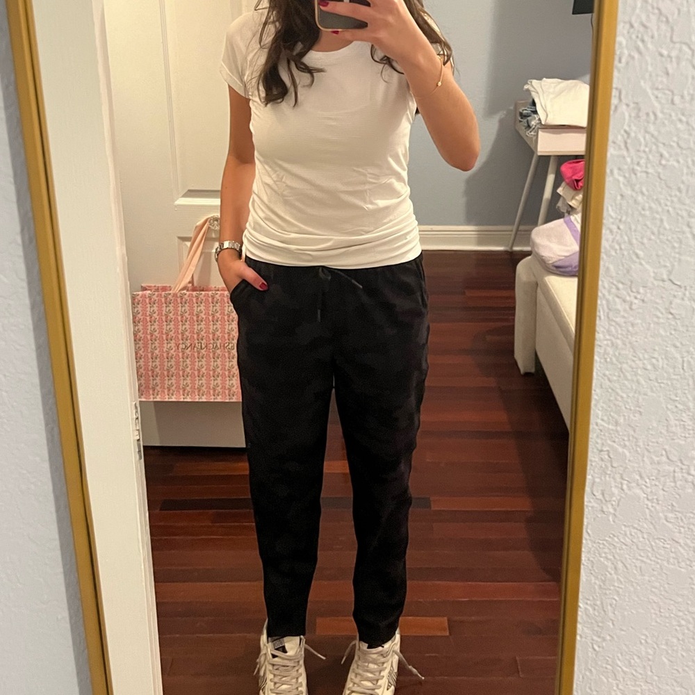 Lululemon black camo straight joggers size:6